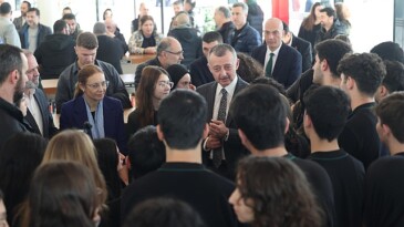 Gençler, Ulusal İrade Meydanı’ndan çıkmak istemeyecek; Büyükşehir’den İzmit’e 7/24 açık kütüphane
