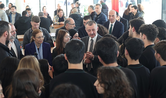 Gençler, Ulusal İrade Meydanı’ndan çıkmak istemeyecek; Büyükşehir’den İzmit’e 7/24 açık kütüphane