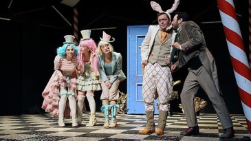 İstanbul Büyükşehir Belediyesi Kent Tiyatroları, tiyatro döneminin yeni haftasında 14 oyunla seyirci karşısına çıkıyor.