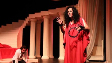 İstanbul Büyükşehir Belediyesi Kent Tiyatroları, tiyatro döneminin yeni haftasında 15 oyunla seyirci karşısına çıkıyor.