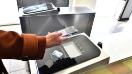 Kart taşıma, bakiye yükleme kederi yok, akıllı telefon var Toplu ulaşımda “Dijital İzmirim Kart” rahatlığı