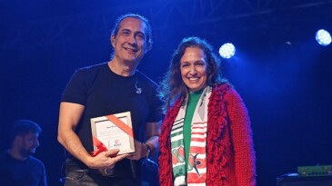 Kıraç en hoş müziklerini Karşıyakalılar için söyledi!