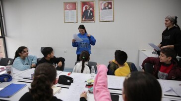 Konaklı çocuklar İngilizce Konuşma Kulübü ile lisan maharetlerini geliştiriyor