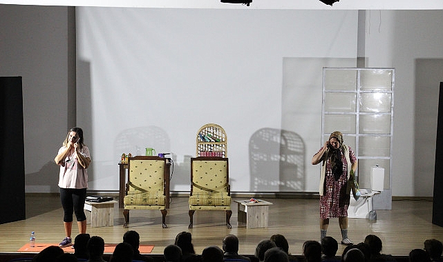 Lider Çerçioglu, İncirliovalı Vatandaşları Kent Tiyatroları ile Buluşturdu