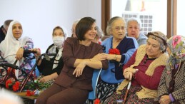 Lider Kınay’dan Huzurevi’nde manalı yeni yıl kutlaması