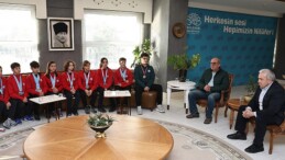 Lider Şadi Özdemir başarılı atletleri ağırladı