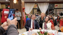 Lider Tugay huzurevi sakinleri ile bir ortaya geldi