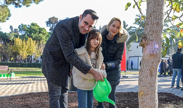 Lider Tugay, yeni yılın birinci gününde Kültürpark’ta ağaç dikti Kültürpark’ın yeşil dokusu zenginleşiyor