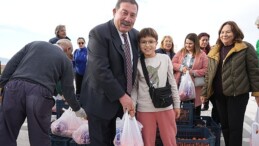 Milas Belediyesi üreticilere dayanak olmak ve vatandaşların sağlıklı besin muhtaçlığını karşılamak emeliyle gerçekleştirdiği portakal dağıtımına devam ediyor.