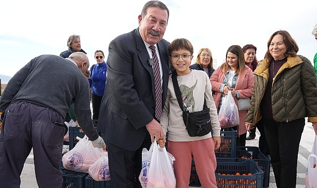 Milas Belediyesi üreticilere dayanak olmak ve vatandaşların sağlıklı besin muhtaçlığını karşılamak emeliyle gerçekleştirdiği portakal dağıtımına devam ediyor.