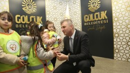 Minik Öğrencilerden Lider Sezer’e Sürpriz İkram