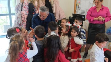 Minik öğrencilerin yılbaşı heyecanı