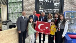 Öğrencilerden Lider Topaloğlu’na Türk bayrağı
