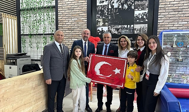 Öğrencilerden Lider Topaloğlu’na Türk bayrağı