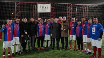 Şampiyon oldular, on çeyrek altını öğrenci lokantasına bağışladılar