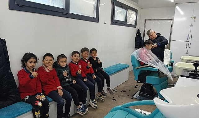 Taşınabilir kuaför tırı öğrencilerin hizmetinde