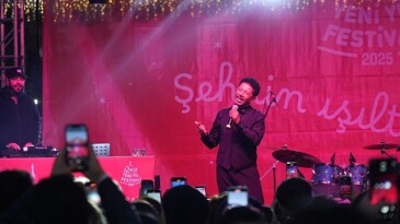 Yeni Yıl Şenliği’nde Mansur Ark rüzgârı