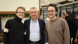 Yeni yıla kütüphanede giren öğrencilere Lider Büyükakın’dan sürpriz