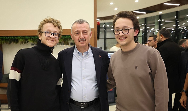 Yeni yıla kütüphanede giren öğrencilere Lider Büyükakın’dan sürpriz