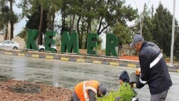 Antalya Büyükşehir Belediyesi’nden Kemer’de Peyzaj ve Temizlik Çalışmaları