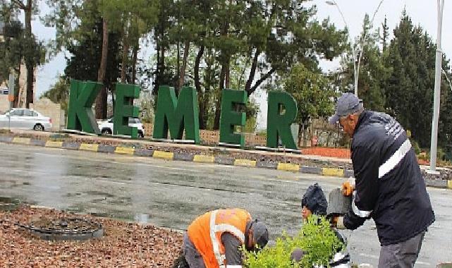 Antalya Büyükşehir Belediyesi’nden Kemer’de Peyzaj ve Temizlik Çalışmaları