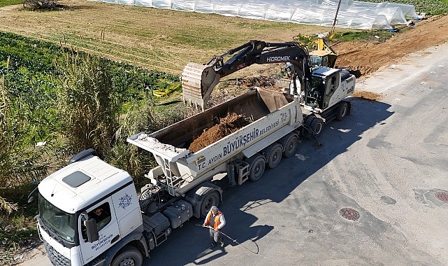 Aydın Büyükşehir Belediyesi, kent genelinde hayata geçirdiği yol imal ve yenileme çalışmalarına süratle devam ediyor.
