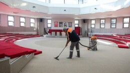 Bakırköy Belediyesi İbadethaneleri Taban Köşe Temizliyor