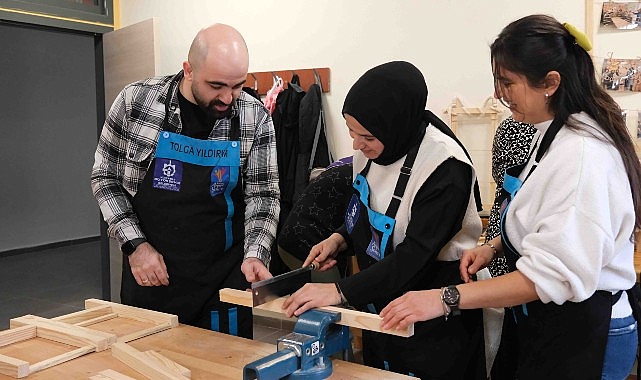 Bayanlar ahşap atölyesinde yeteneklerini keşfediyor; Ahşabın büyülü dünyası Büyükşehir’de