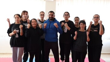 Bayraklılı bayanlar yakın savunma öğreniyor