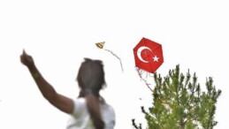Bornova Belediyesi’nden 23 Nisan Coşkusu: Geleneksel Uçurtma Şenliği