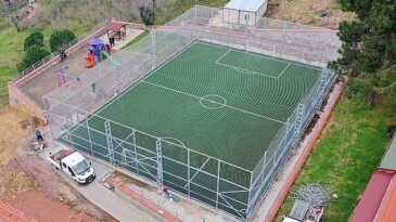 Büyükşehir’den Eşme Ahmediye’ye halı saha