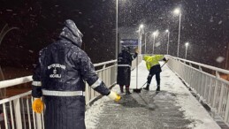 Büyükşehir’den karla çabaya tam gaz devam Yaya üstgeçitleri kardan temizleniyor