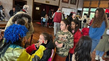 Gölcük Belediyesi tarafından düzenlenen “Ara Tatil Çocuk Şenliği, karne tatilindeki yüzlerce çocuğa unutulmaz anlar yaşattı.