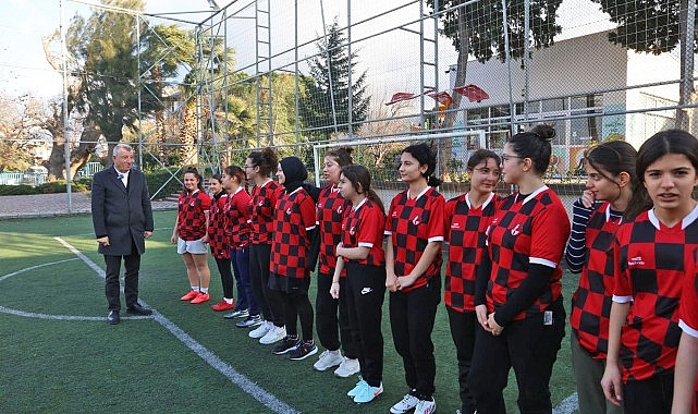 Güzelbahçe Belediyesi Kız Futbol Kadrosu’ndan tezli başlangıç