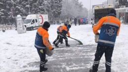 İstanbul’un Ana Arterlerde Kar Küreme ve Tuzlama Çalışmaları Sürüyor