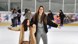 İzmir’in buz pisti yarıyıl tatilinde doldu taştı