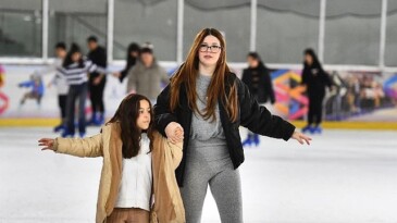 İzmir’in buz pisti yarıyıl tatilinde doldu taştı