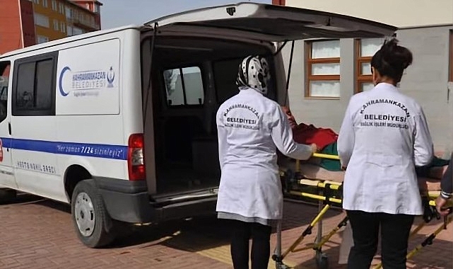 Kahramankazan Belediyesi’nin gönüllere dokunan hasta nakil aracı hizmeti, sıhhatte erişimi kolaylaştırmaya devam ediyor.