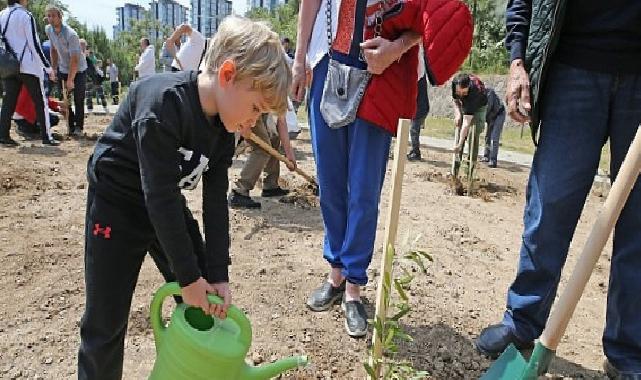 Karşıyaka’da Yangın Sonrası Doğaya Yeniden Nefes: Fidan Dikim Etkinliği