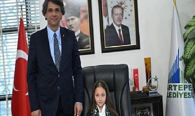 Kartepe’de 23 Nisan Coşkusu: Başkan Kocaman, Öğrenci İkra Güntepe’ye Koltuğunu Devretti