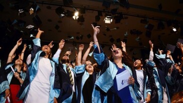 Kent dışında eğitim gören 140 Ayvalıklı öğrenciye 1500 Türk Lirası Burs Takviyesi