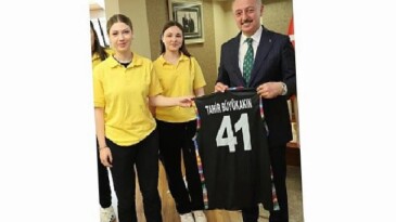 Kocaeli Büyükşehir Belediye Başkanı Tahir Büyükakın’dan Zirve Kadın Basketbol Kulübü Sporcularına Destek