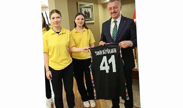Kocaeli Büyükşehir Belediye Başkanı Tahir Büyükakın’dan Zirve Kadın Basketbol Kulübü Sporcularına Destek