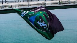 Kocaelispor’un Şampiyonluk Bayrağı Osmangazi Köprüsü’ne Asıldı