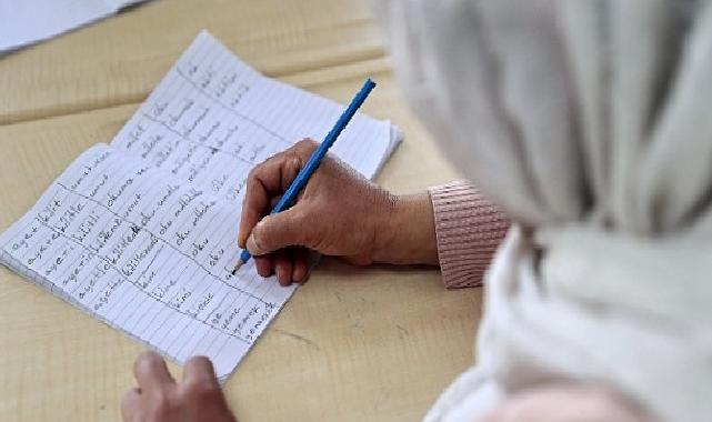 Konak Belediyesi Kadınlara Yönelik Okuma-Yazma Kurslarıyla Güçleniyor
