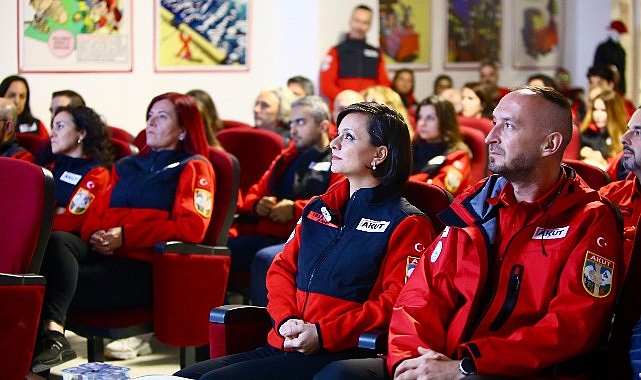 Lider Kınay’dan zelzelenin yıldönümünde AKUT’a manalı ziyaret
