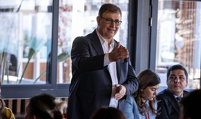 Lider Tugay Çeşme’de gençlerle buluştu “Kestikleri 3 milyar lira 3 Karşıyaka Stadı demek”