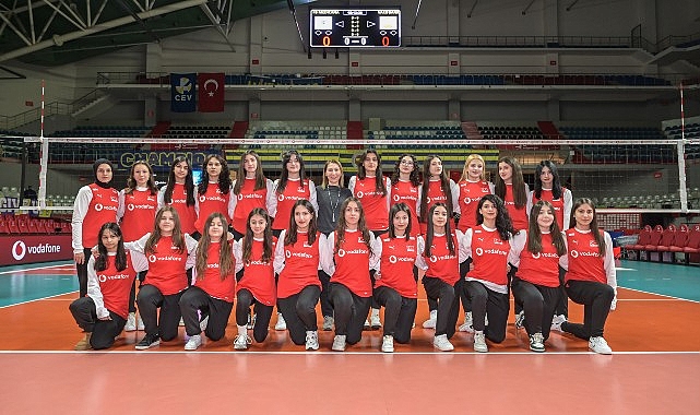 Malatyalı Genç Voleybolcu Kızlar ve Bayan Voleybol Ulusal Ekip Oyuncuları Vodafone 5.5G ile Tıpkı Alanda Buluştu
