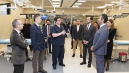 Medtronic, Koç Üniversitesi Hastanesi ve RMK AIMES, Robotik Asiste Cerrahi Alanındaki İş Birliği ile Türkiye’de Bir Unsur İmza Atıyor