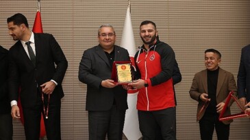 Şampiyon Güreşçiler İçin Ödül Merasimi Düzenlendi